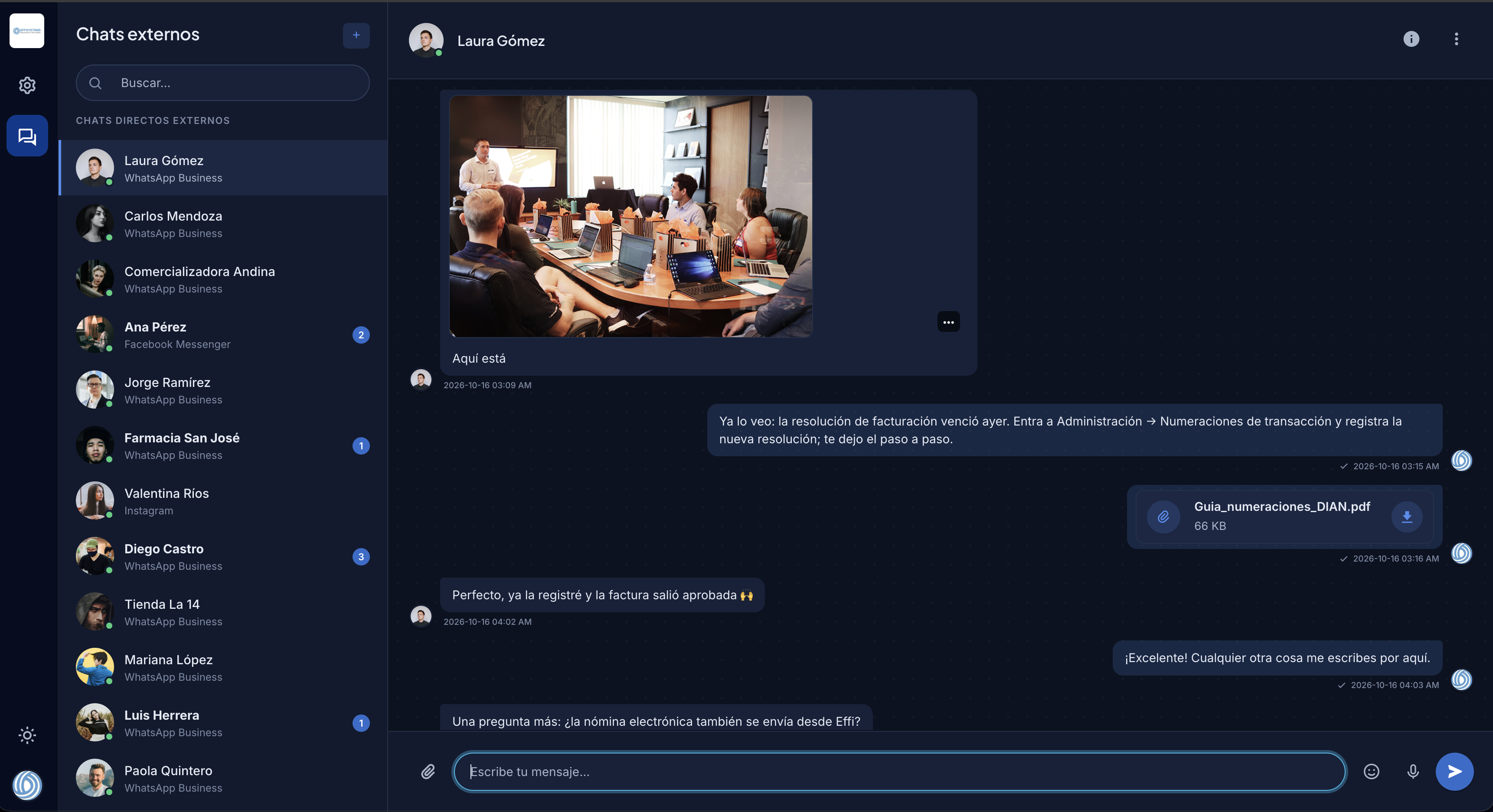 Consola EffiChat de Effi ERP en tema oscuro: conversaciones de WhatsApp Business, Messenger e Instagram